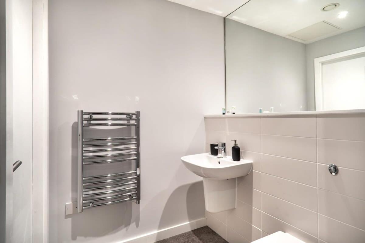 Modern & Spacious 2 Bed Apartment In Waterloo Liverpool Exterior photo